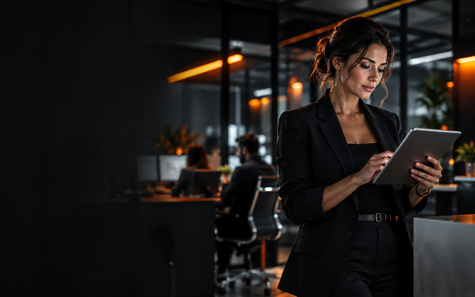 Empresária acompanhando o site da empresa pelo celular